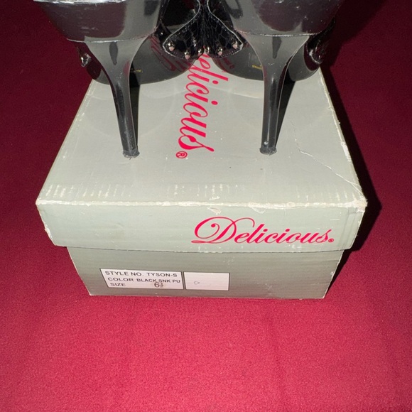 Delicious Vintage Black Mules with Rhinestone Buckle - Picture 4 of 7